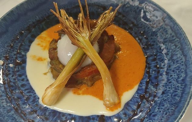 Timbal de verduras, huevo poché y salsa de piquillos del Restaurante Graccurris de Alfaro