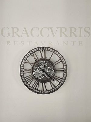 Foto mecanismo reloj en pared del Restaurante Graccurris de Alfaro