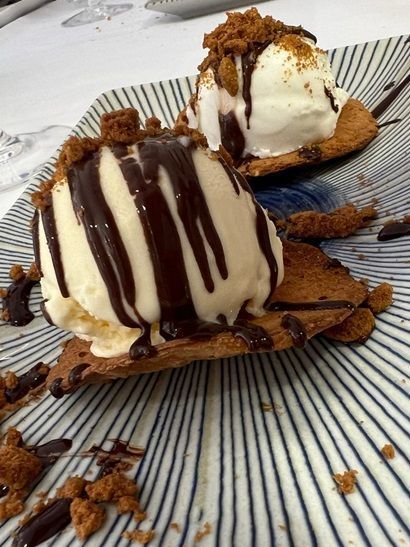 Coockies con helado de vainilla y crema de chocolate del Restaurante Graccurris de Alfaro