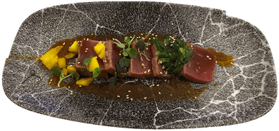 Tataki de atún con mango y alga wakame del Restaurante Graccurris de Alfaro