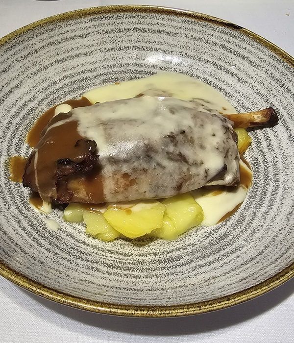 Plato del Restaurantes Graccurris de Alfaro de Codillo al Horno con patata panadera