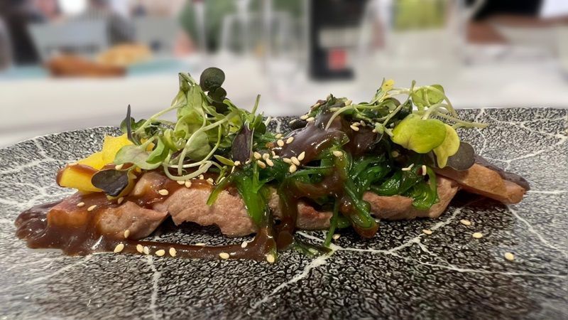 Tataki de atún con mango y alga wakame