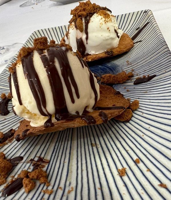 Postre del Restaurantes Graccurris de Alfaro de Coockies con helado de vainilla y salsa de chocolate