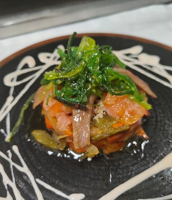 Timbal de Verduras, con Salmón Ahumado y Alga Wakame del Restaurante Graccurris de Alfaro