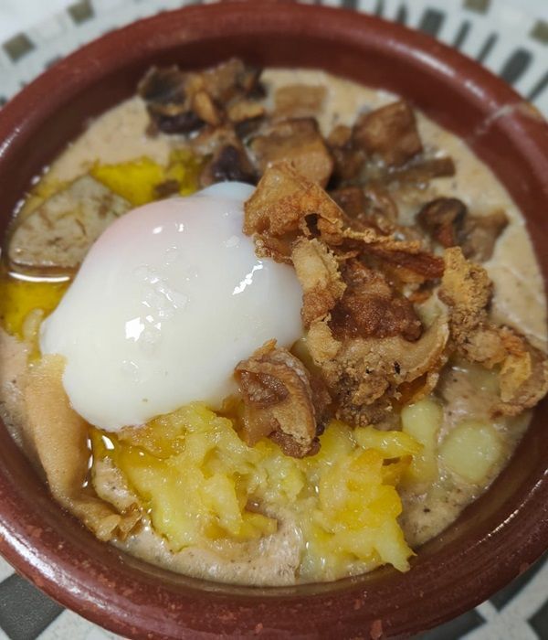 Plato del Restaurantes Graccurris de Alfaro de oreja de cerdo crujiente con patatas y huevo poché
