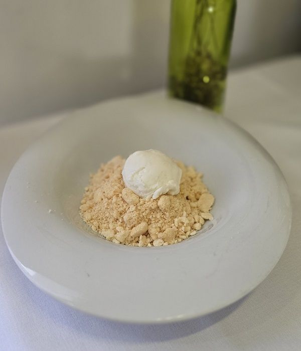 Postre del Restaurantes Graccurris de Alfaro de migas de ruso con helado de vainilla