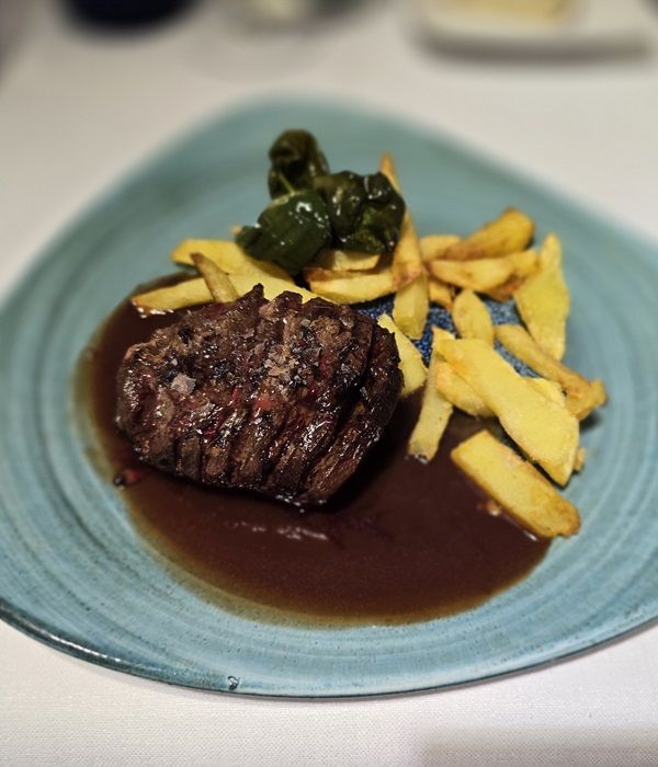 Solomillo de ternera con salsa de oporto y patatas del Restaurante Graccurris de Alfaro
